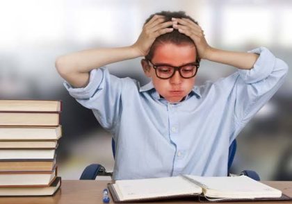 دانش‌آموز کنکوری در حال شرکت در آزمون آنلاین کوتاه با تبلت در روزهای پایانی کنکور