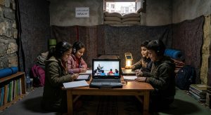 کلاس مجازی در شرایط جنگی برای ادامه آموزش دانش‌آموزان
